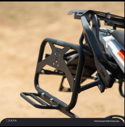 KTM 390 ಅಡ್ವೆಂಚರ್ 2025 ಗಾಗಿ ಜೆರ್ರಿ ಕ್ಯಾನ್ ಮೌಂಟ್ ಜೊತೆ ಸ್ಯಾಡಲ್ ಸ್ಟೇ -ಝಾನಾ