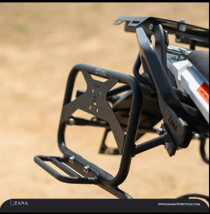 KTM 390 ಅಡ್ವೆಂಚರ್ 2025 ಗಾಗಿ ಜೆರ್ರಿ ಕ್ಯಾನ್ ಮೌಂಟ್ ಜೊತೆ ಸ್ಯಾಡಲ್ ಸ್ಟೇ -ಝಾನಾ