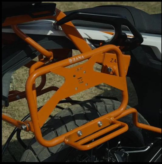 KTM 390एडवेंचर 2025-ज़ाना के लिए जेरी कैन माउंट ऑरेंज के साथ रोडस्टर सैडल स्टे